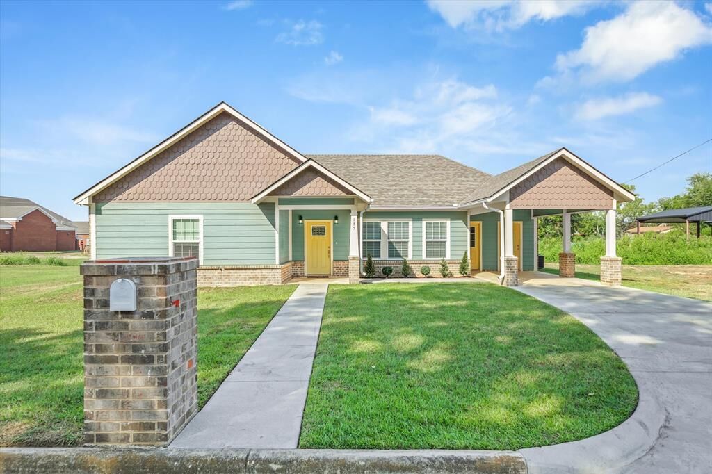 Property Photo:  135 Spruce  TX 75790 