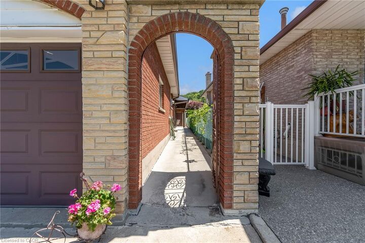 Property Photo:  150 Marcella Crescent  ON L8K 6G3 