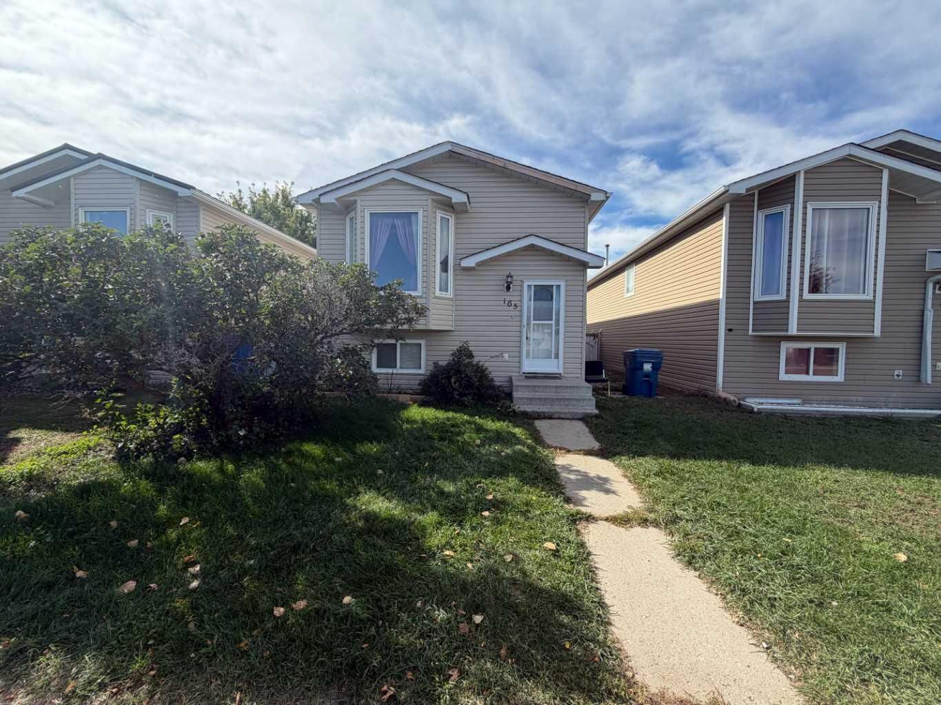 Property Photo:  165 Upland Boulevard  AB T1R 0R1 