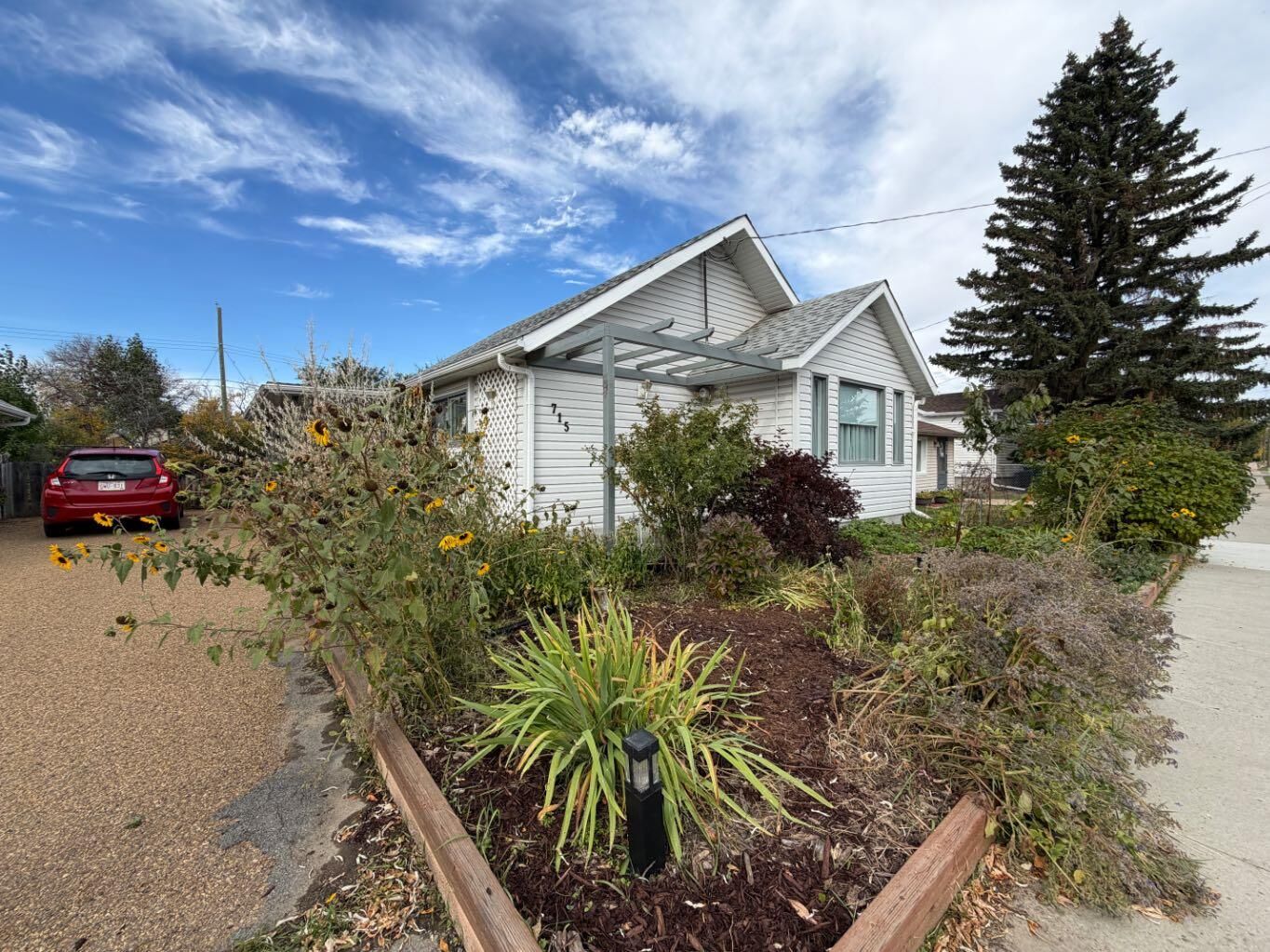 Property Photo:  715 1 Street SW  AB T0J 0Y6 
