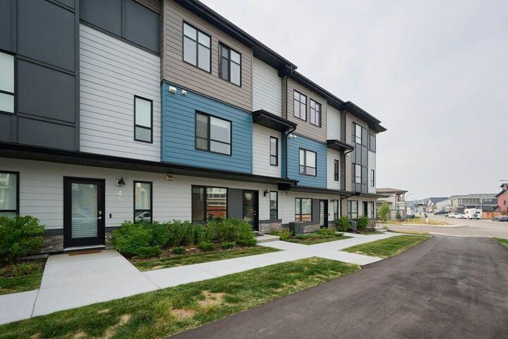 Property Photo:  50 Cranbrook Gardens SE  AB T3M 3N9 