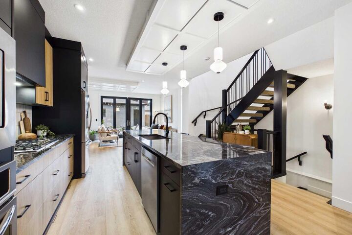 Property Photo:  406 33 Avenue NW  AB T2K 0B4 