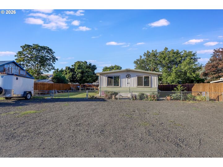 Property Photo:  813 Home Ct  OR 97058 