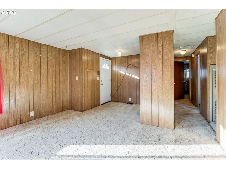 Property Photo:  813 Home Ct  OR 97058 