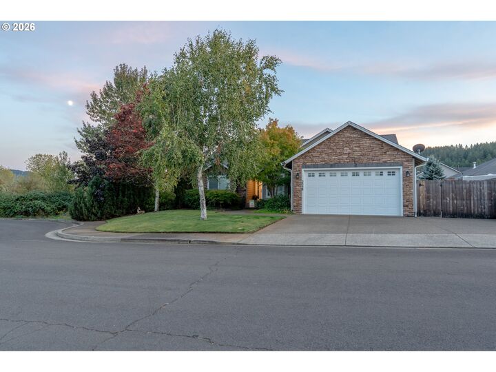 Property Photo:  2558 Golfview Ave  OR 97479 