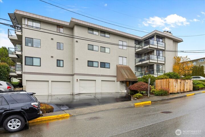 Property Photo:  217  Alder Street 101  WA 98020 