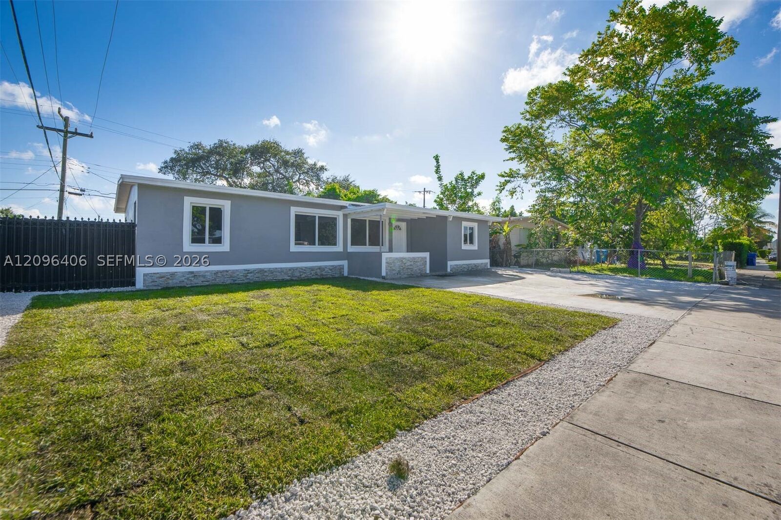 Property Photo: 3510 SW 39th St FL 33023