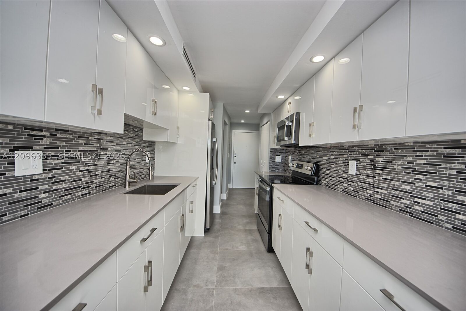 Property Photo:  1660 NE 191st St 309-1  FL 33179 