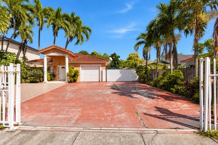 Property Photo: 18411 SW 115th Ave FL 33157