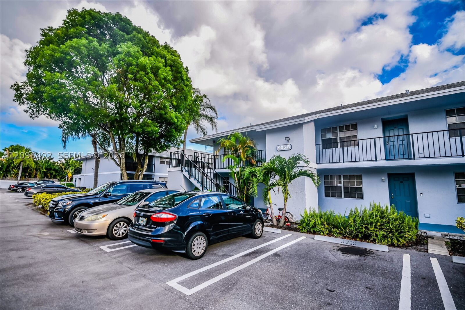 Property Photo:  905 Southridge Rd 101B  FL 33444 