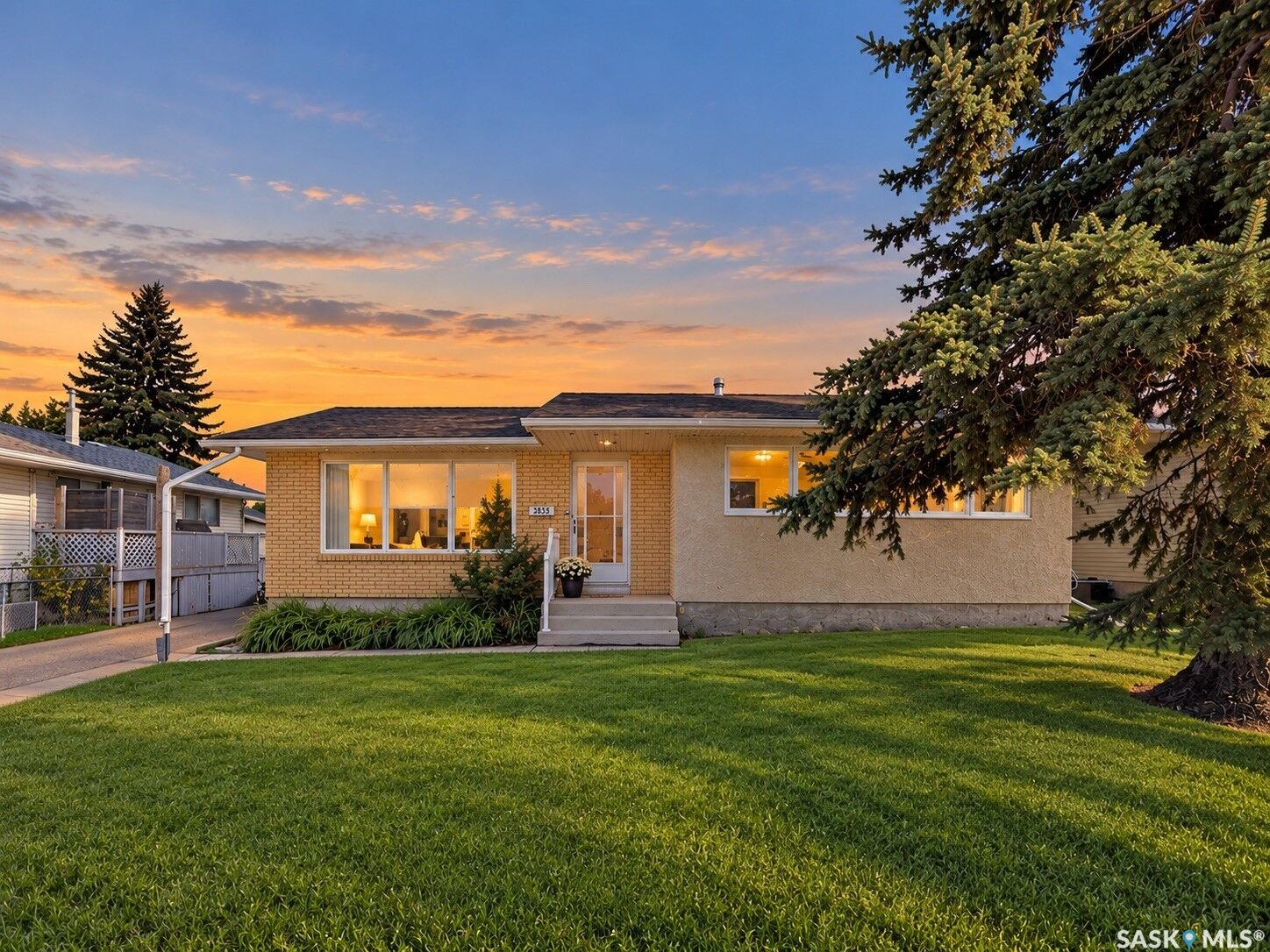 Property Photo:  384 28th Street W  SK S6V 4S9 