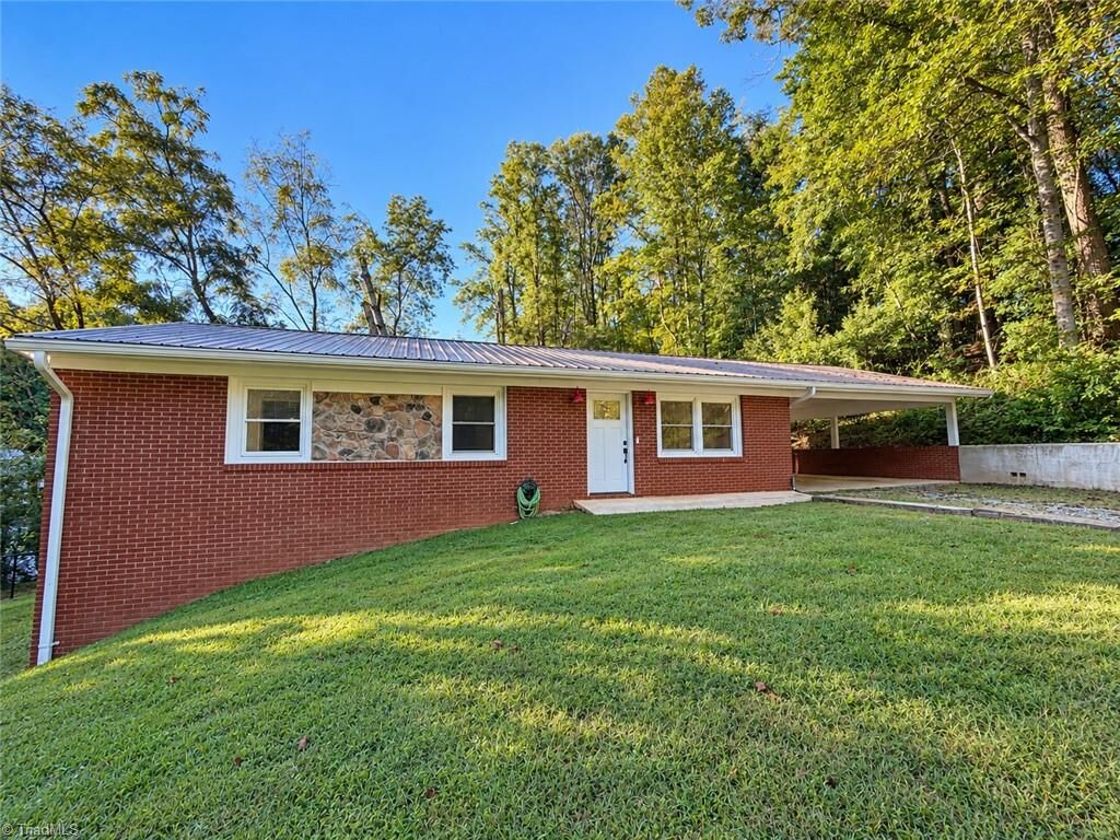Property Photo:  326 Prospect Drive  NC 28659 