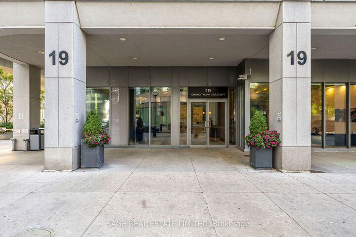 Property Photo:  19 Grand Trunk Crescent 1605  ON M5J 3A3 