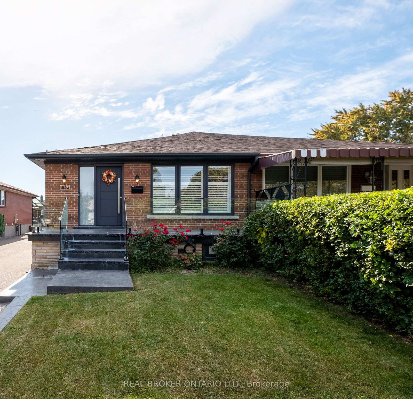 Property Photo:  1633 Coram Crescent  ON L4X 1L1 