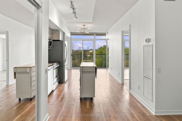 Property Photo:  105 The Queensway Avenue 404  ON M6S 5B5 