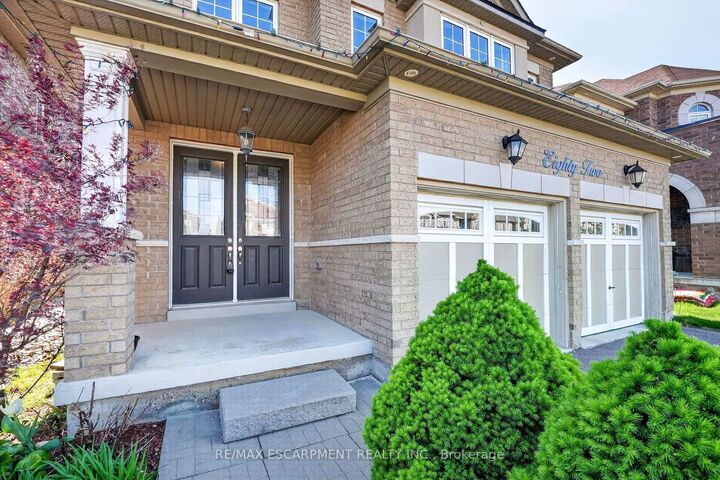 Property Photo:  82 Chaumont Drive  ON L8J 0J8 