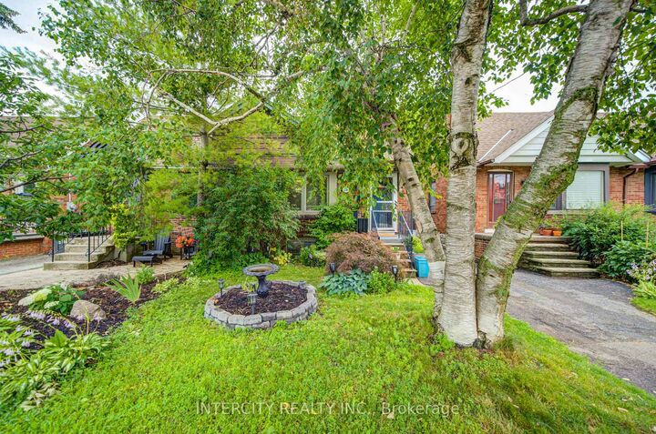 Property Photo:  256 Blantyre Avenue  ON M1N 2S1 