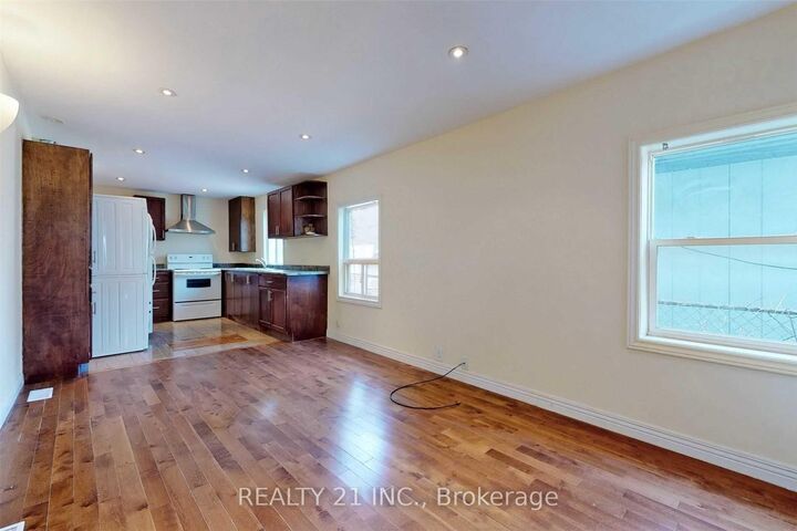 Property Photo:  270 Linsmore Crescent  ON M4J 4L7 