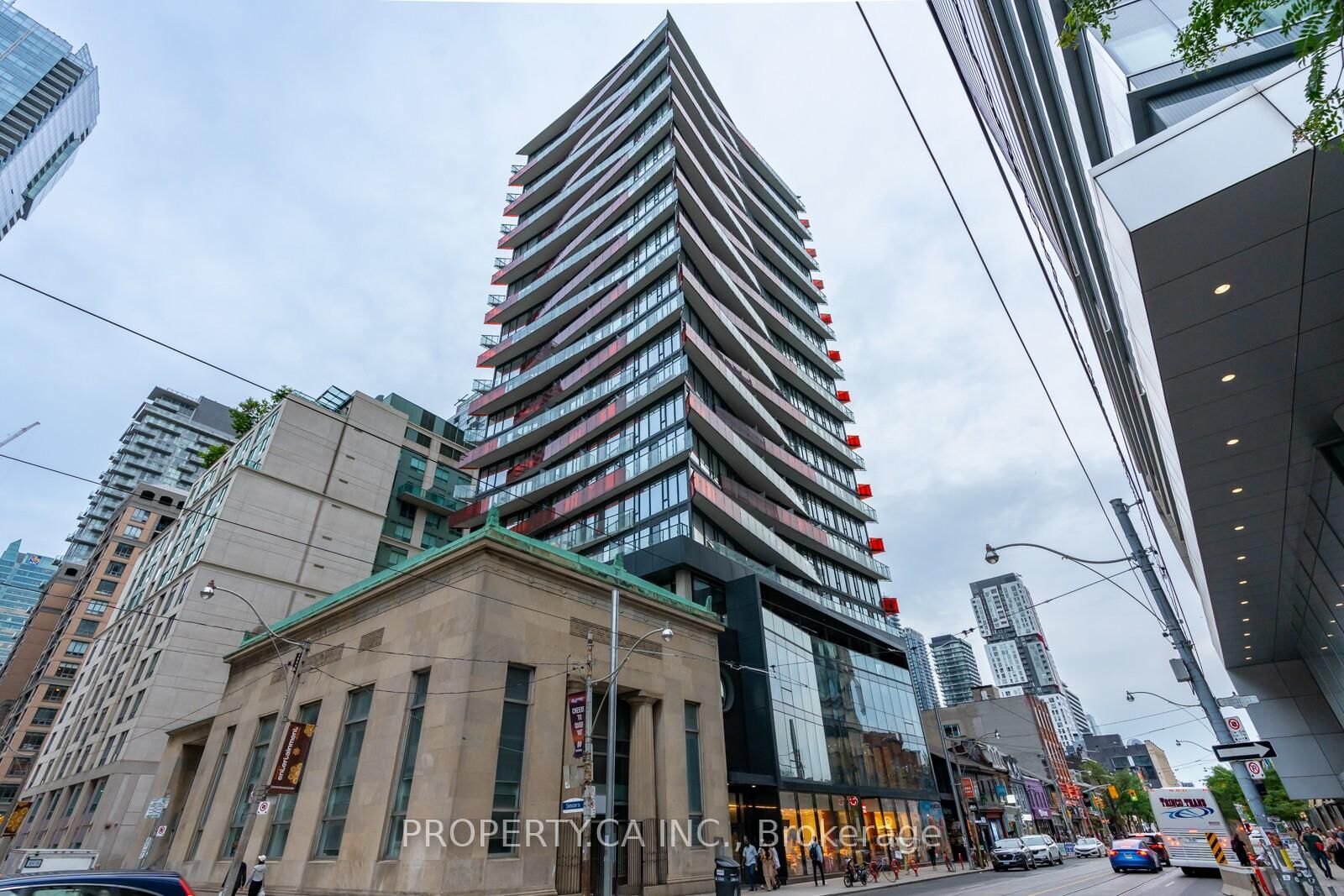 Property Photo:  215 Queen Street W 1616  ON M5V 0P5 