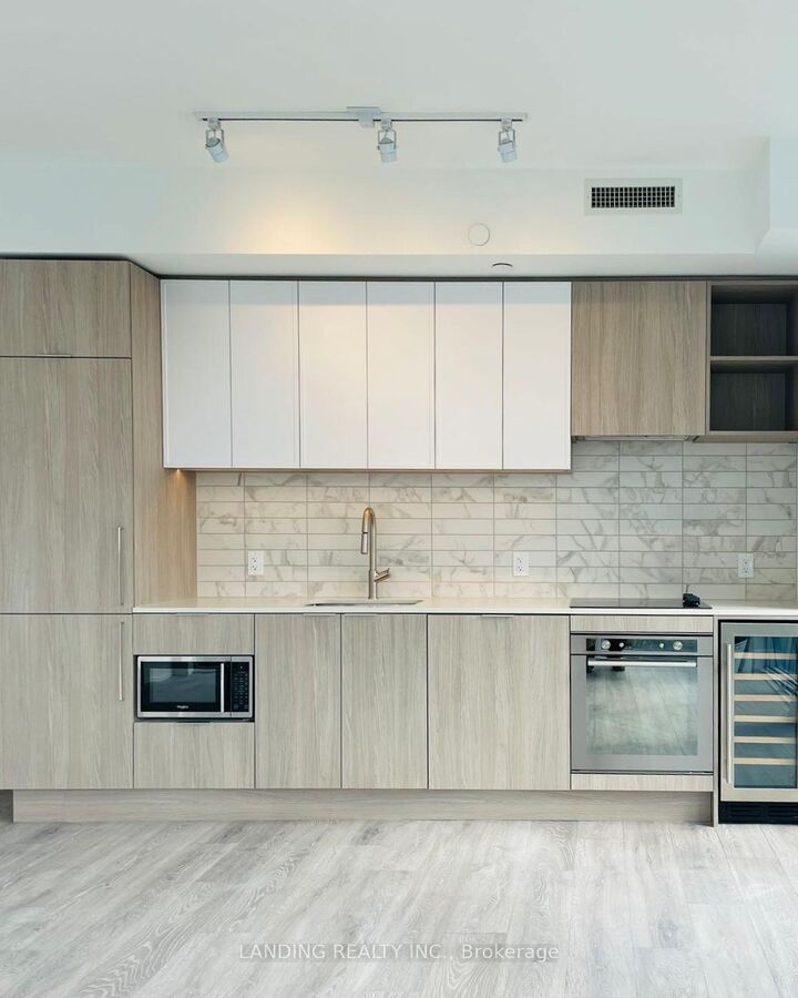 Property Photo:  2020 Bathurst Street 1721  ON M5P 0A6 