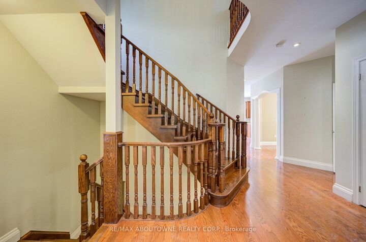 Property Photo:  2435 Hertfordshire Way  ON L6H 7M8 