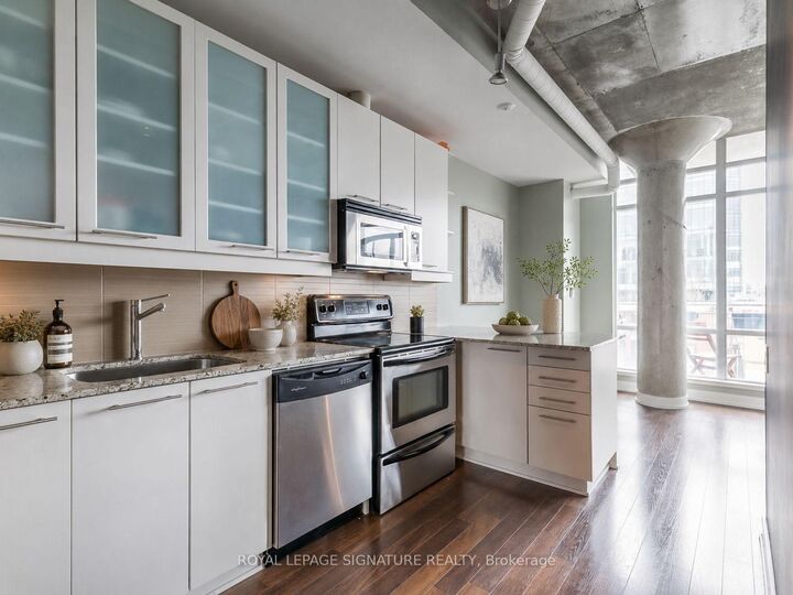 Property Photo:  66 Portland Street 807  ON M5V 2M8 