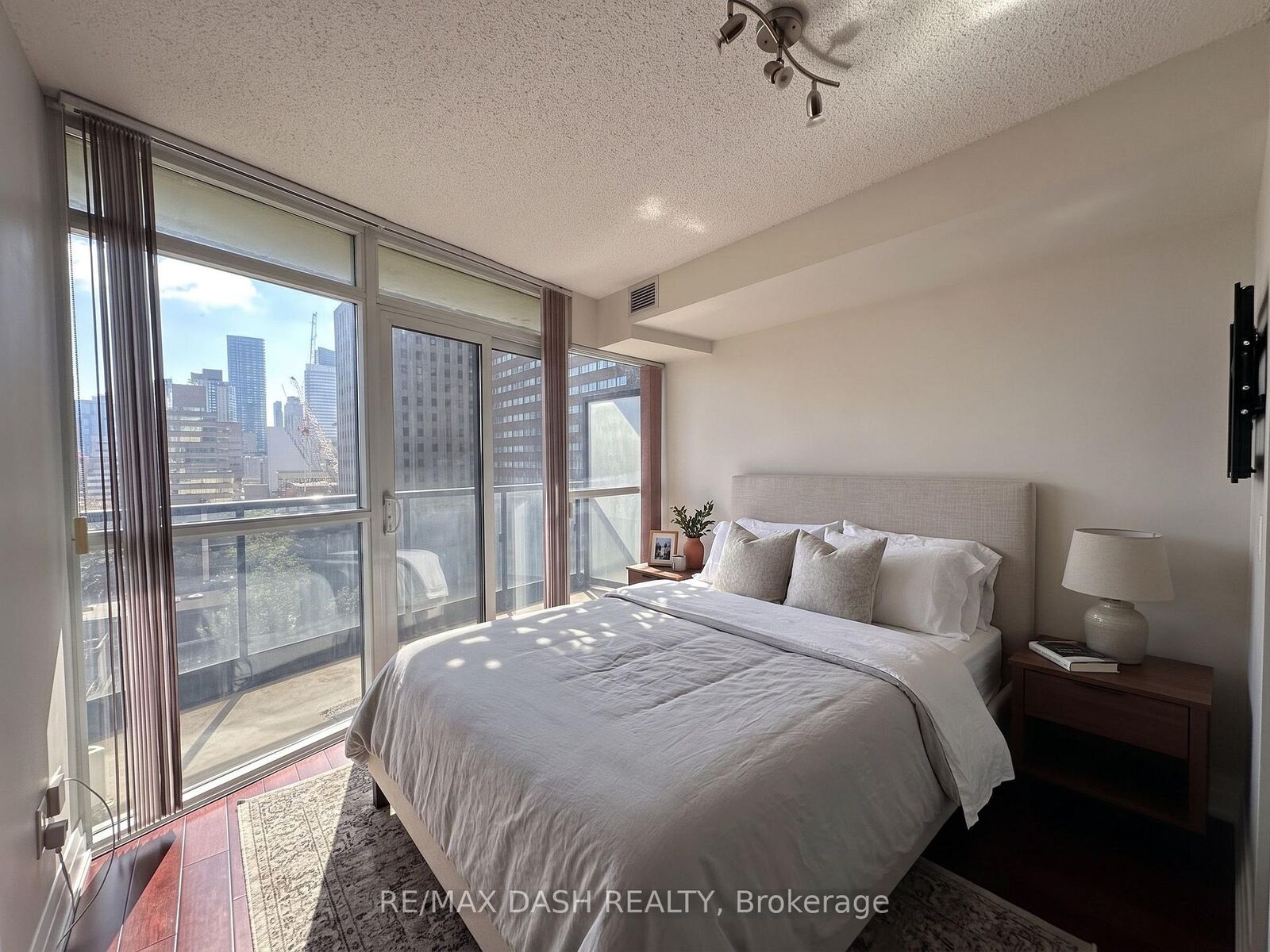 Property Photo:  21 Carlton Street 1008  ON M5B 1L3 
