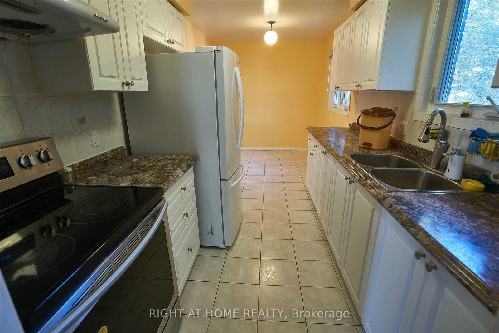 Property Photo:  877 Thistle Down Circle Main &Amp Upper  ON L5C 3K5 