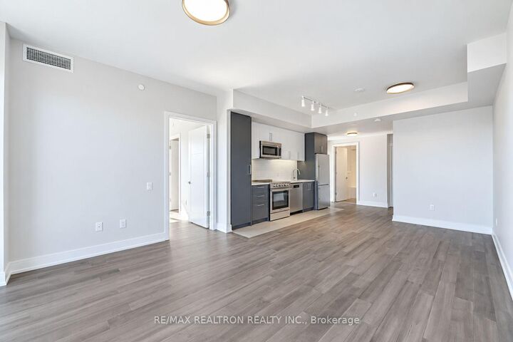 Property Photo:  2525 Bathurst Street 904  ON M6B 2Y9 