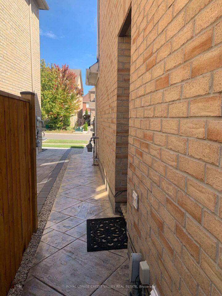 Property Photo:  4 Bonnie Braes Drive  ON L6Y 0G8 