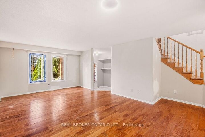 Property Photo:  182 Annapolis Circle  ON K1V 1Z1 