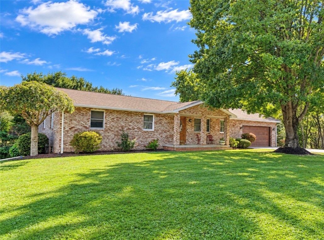 Property Photo: 2924 Glenda Dr PA 16101