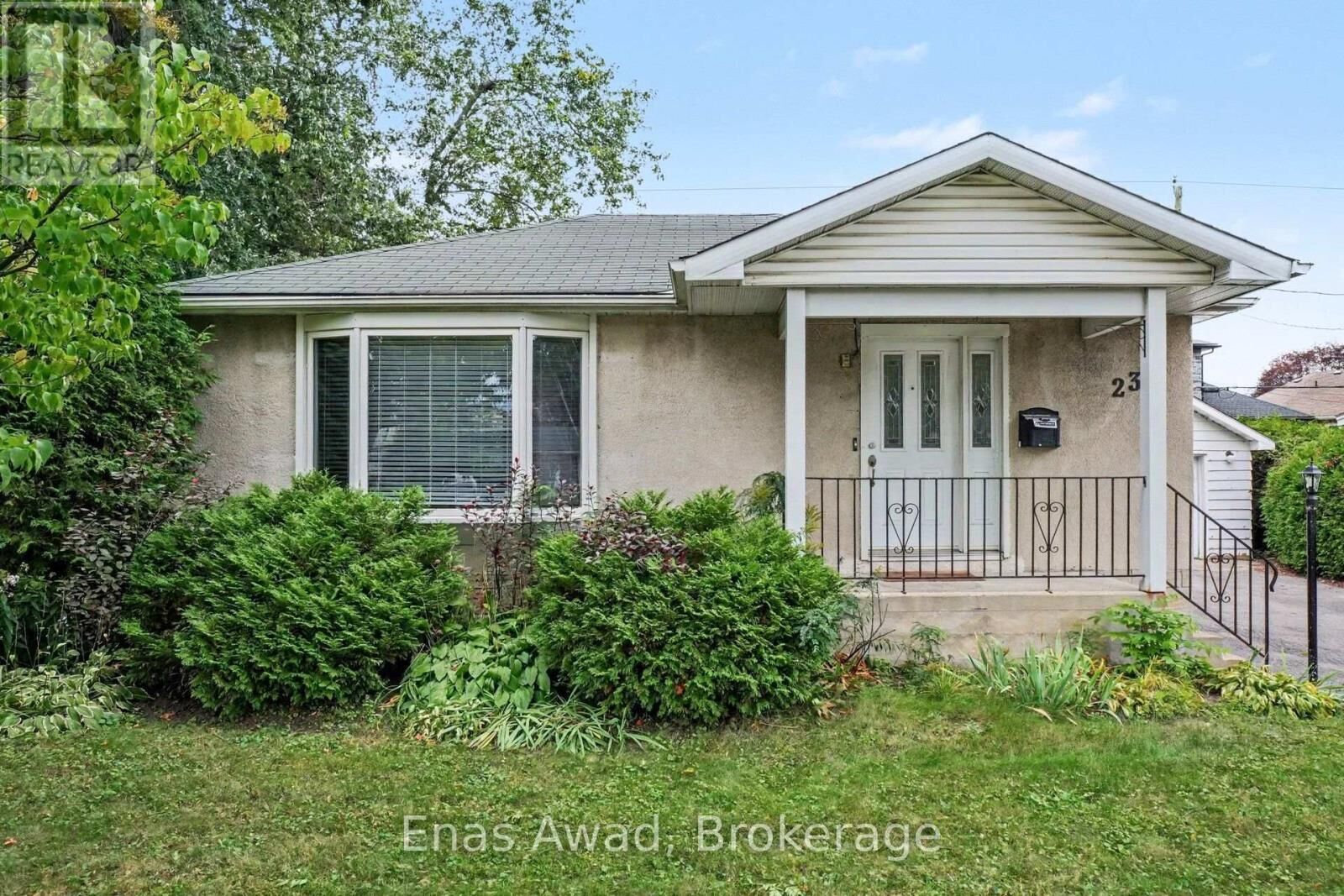 Property Photo:  23 Meadowlands Drive West  ON K2G 2R3 