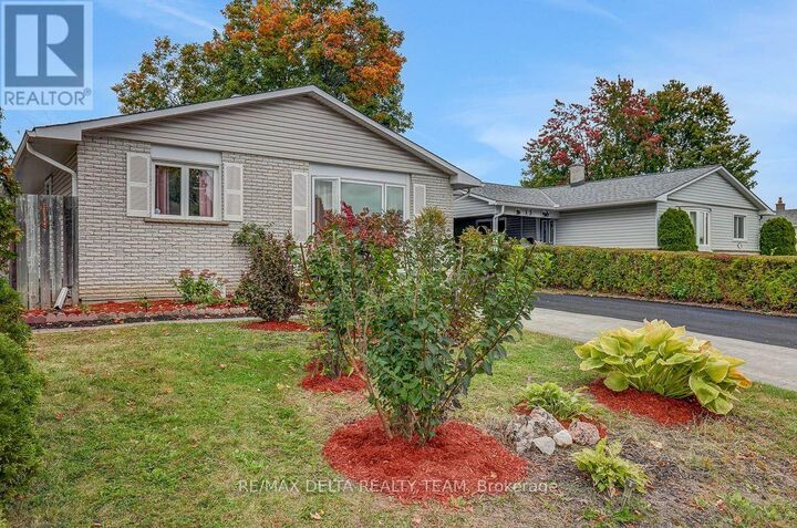 Property Photo:  11 Courtney Road  ON K2L 1L9 