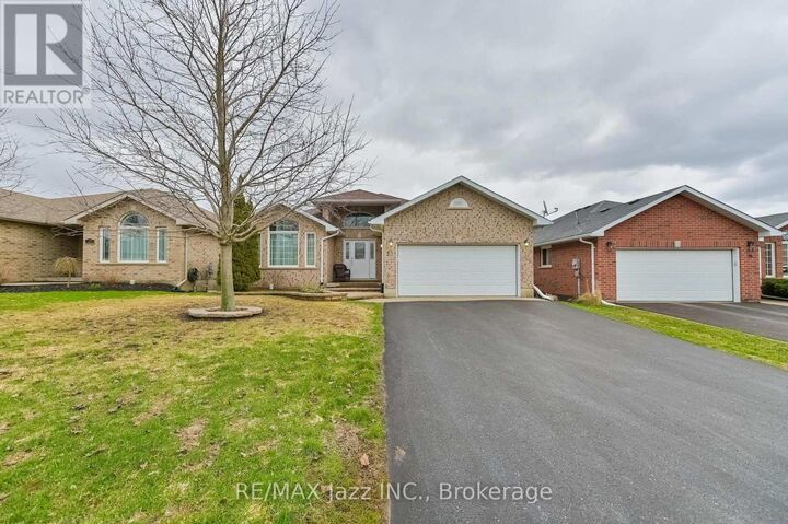 Property Photo:  33 Ashwood Crescent  ON K7R 3L1 