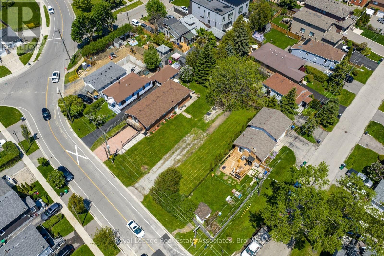 Property Photo:  1067 Alexandra Avenue  ON L5E 2A1 