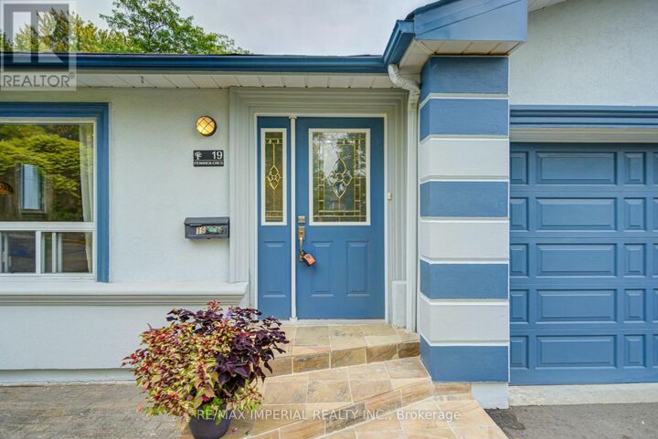 Property Photo:  19 Penwick Crescent  ON L4C 5B3 