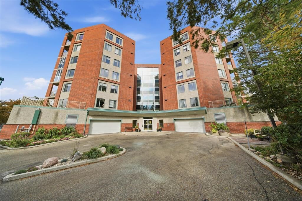 Property Photo: 15 Valhalla Drive MB R2G 4G8
