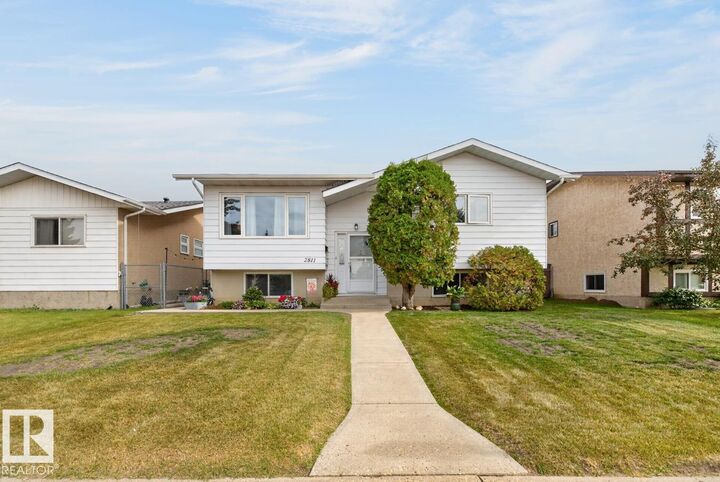 Property Photo:  2811 37 Avenue NW  AB T6L 4G4 