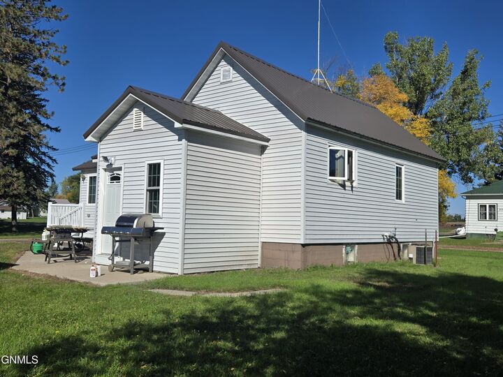 Property Photo:  206 3rd Street  ND 58581 