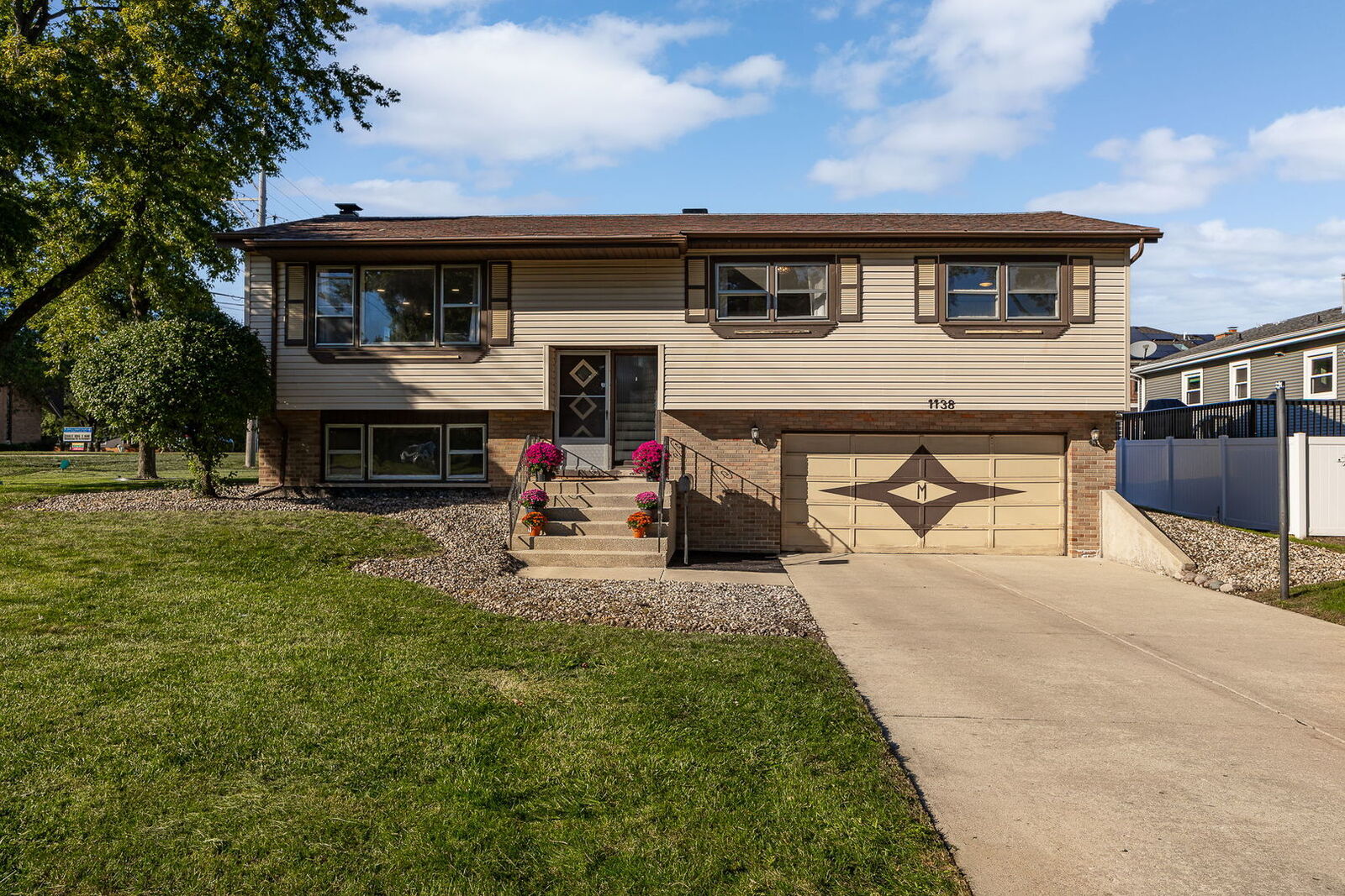 Property Photo:  1138 Timber Lane  IL 60561 