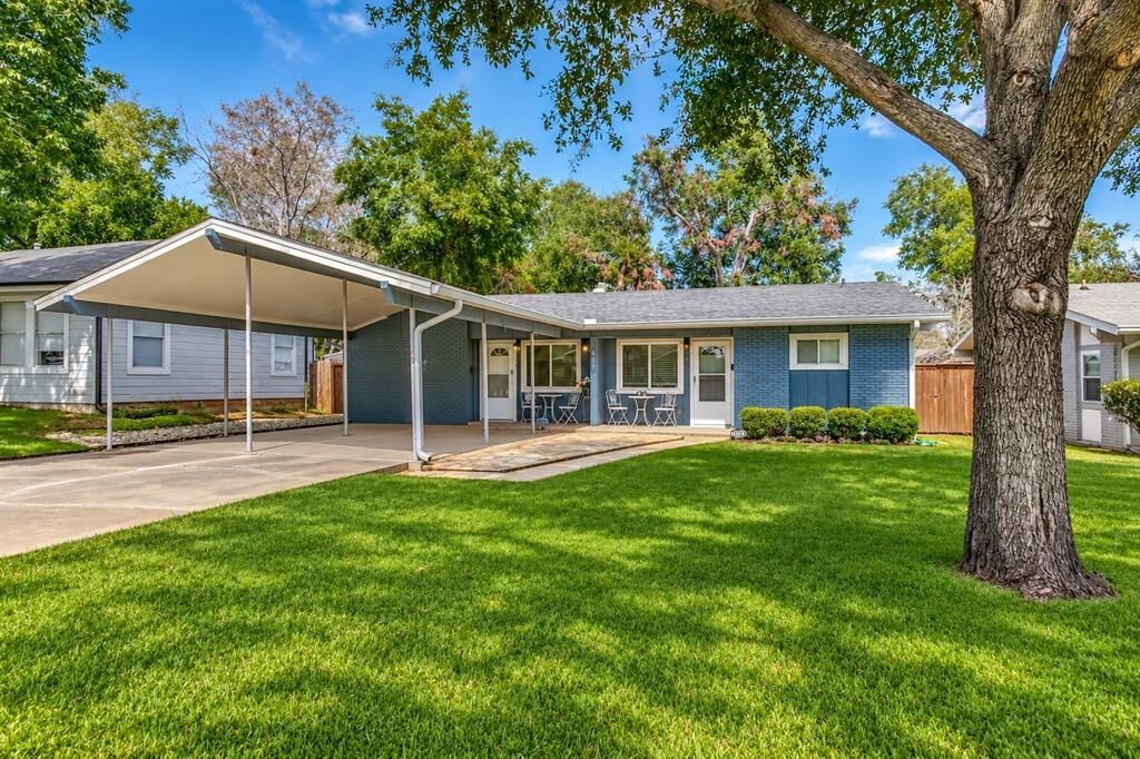 Property Photo: 403 E Franklin Street TX 76051