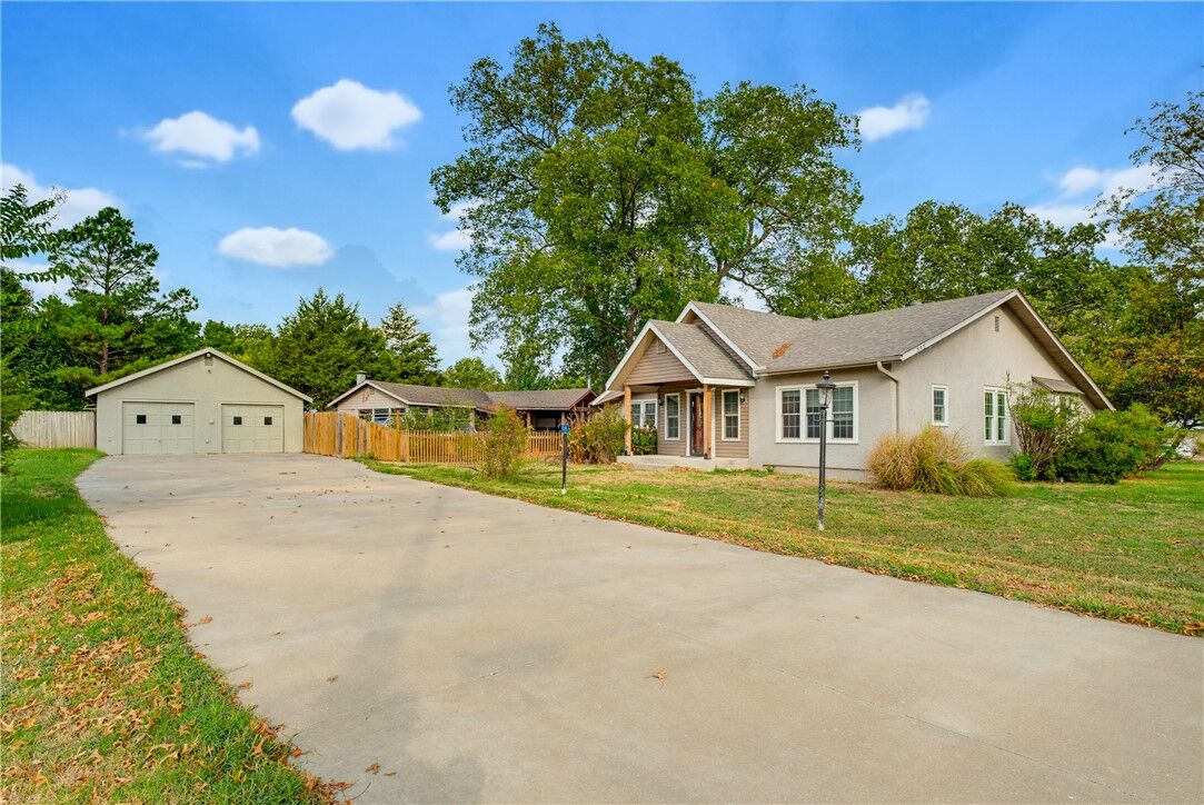 Property Photo:  302 S Dogwood Street  AR 72761 