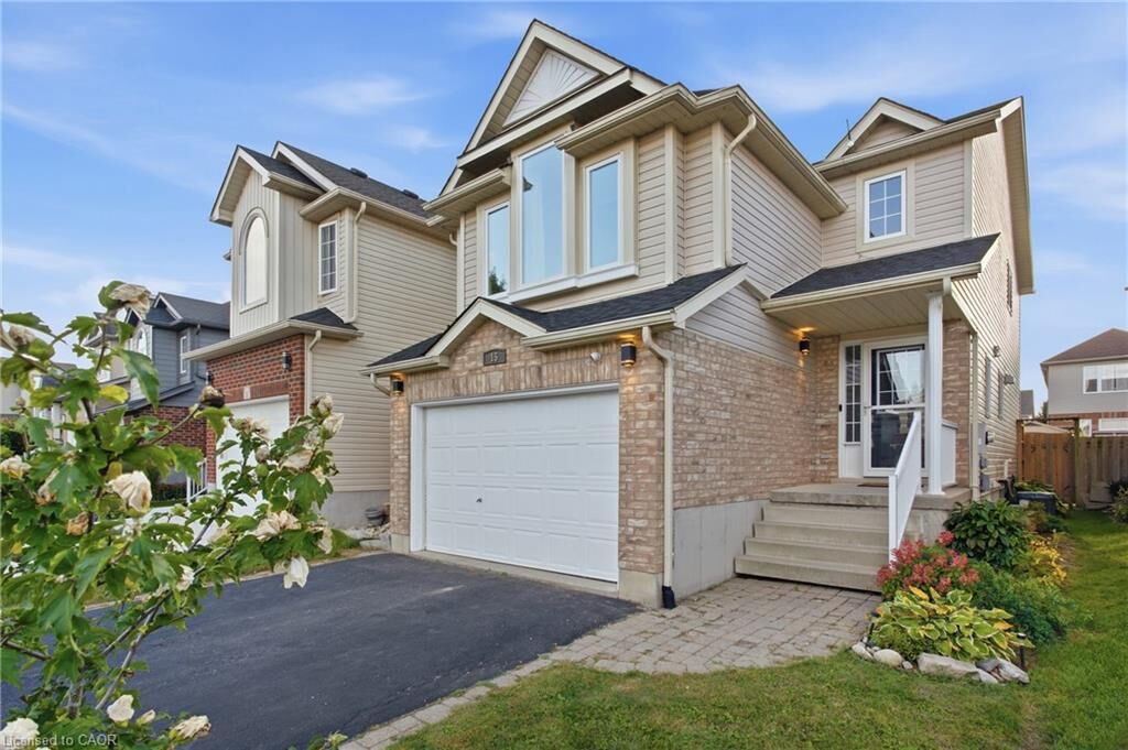 Property Photo:  15 Cannes Street  ON N2R 1V9 