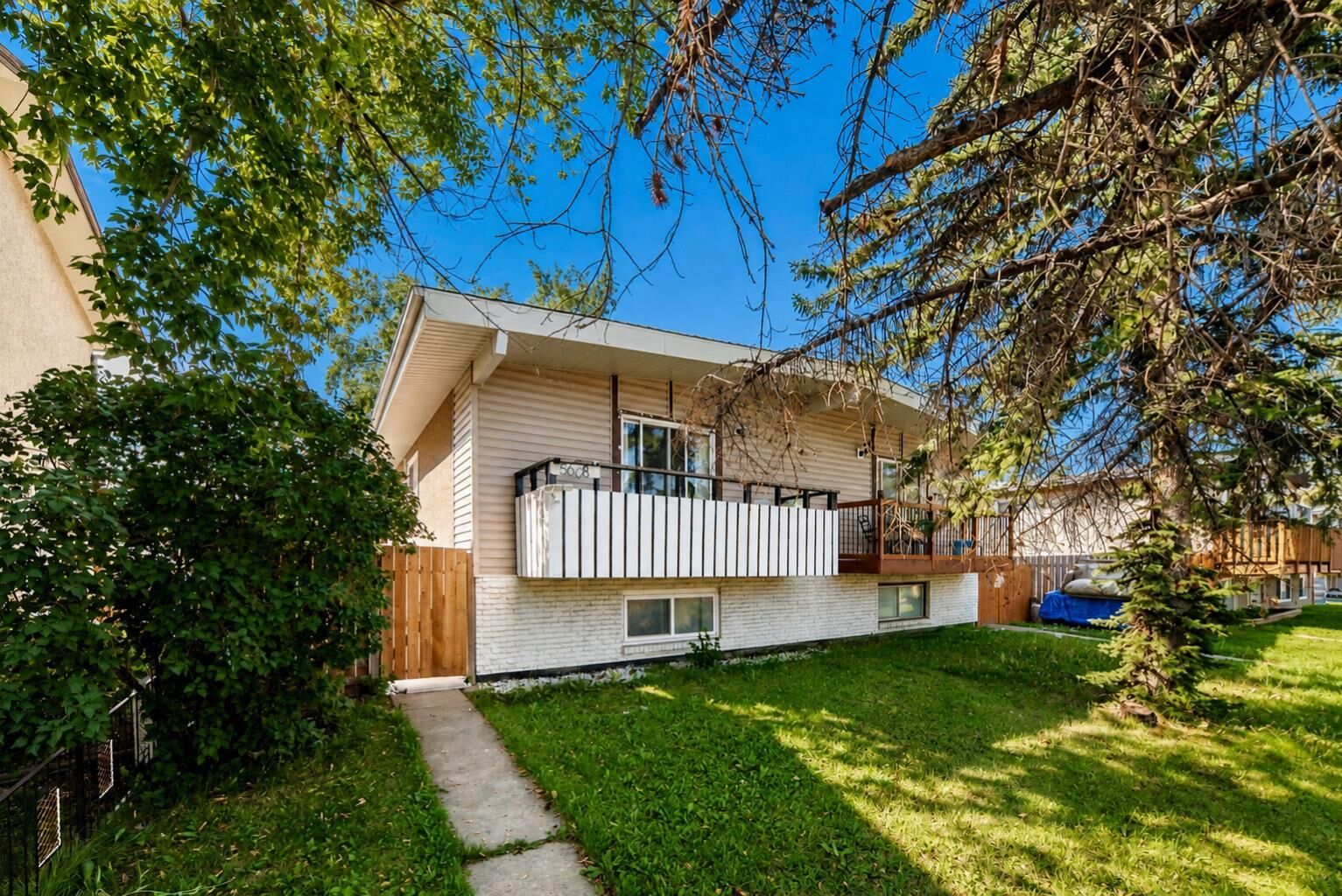 Property Photo:  5608 Pensacola Crescent SE  AB T2A 2G6 