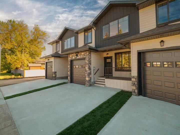 Property Photo:  1521 17 Street S  AB T1K 0W9 