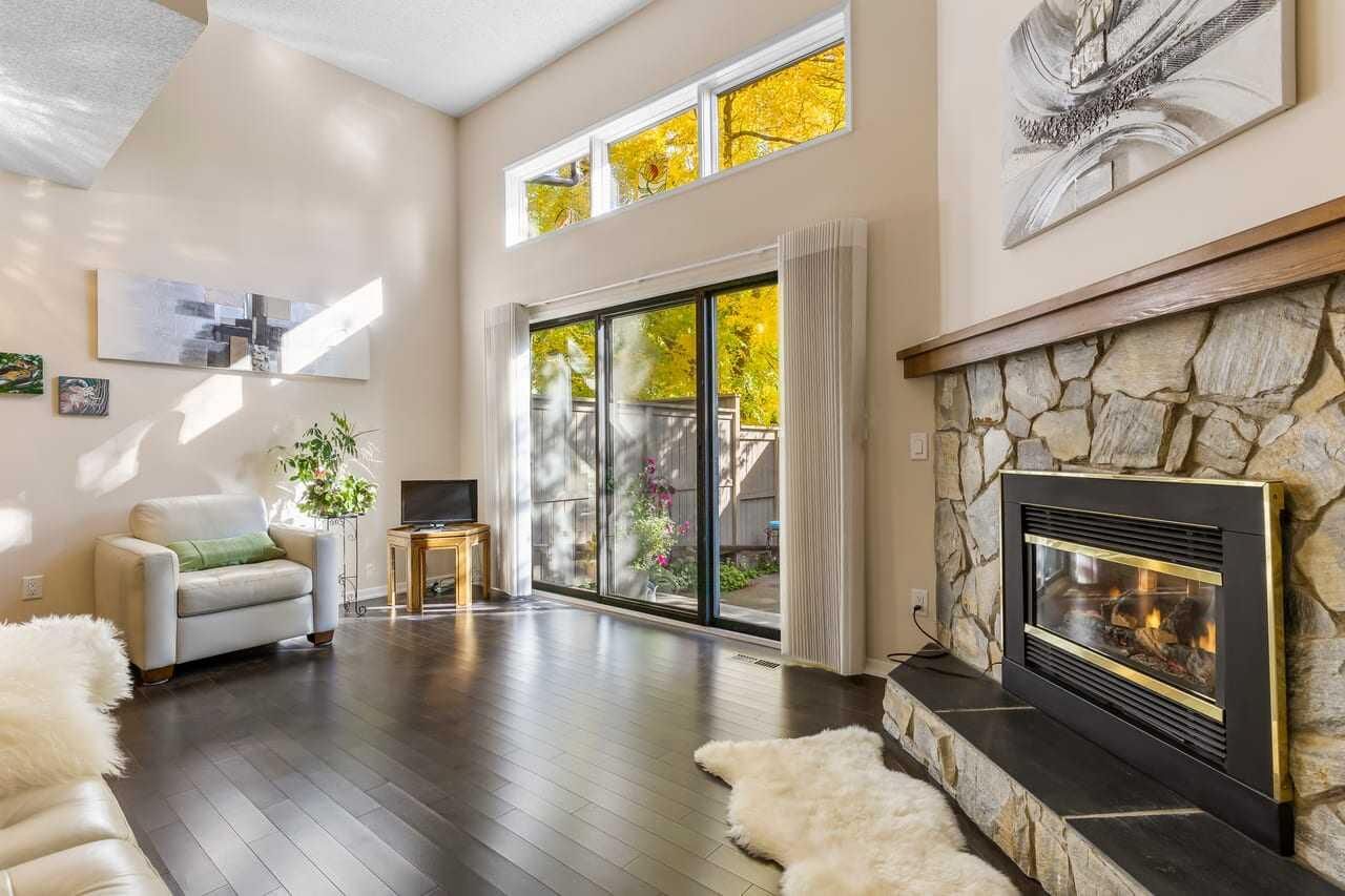Property Photo:  4 Glamis Gardens SW  AB T3E 6S4 