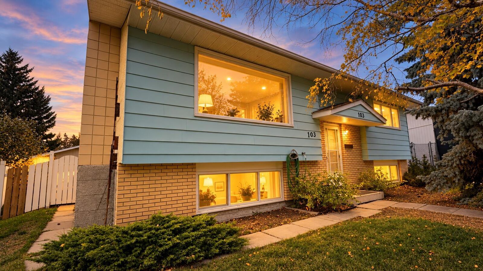 Property Photo:  103 Huntcroft Place NE  AB T2K 4E6 