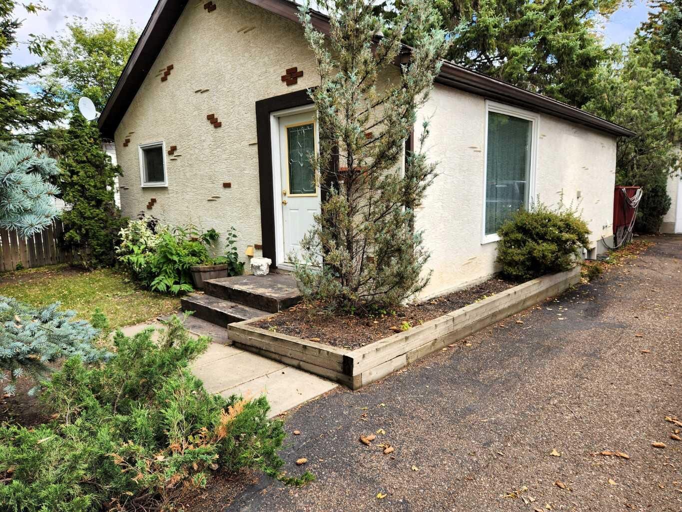 Property Photo: 3203 50 Avenue SK S9V 0N8