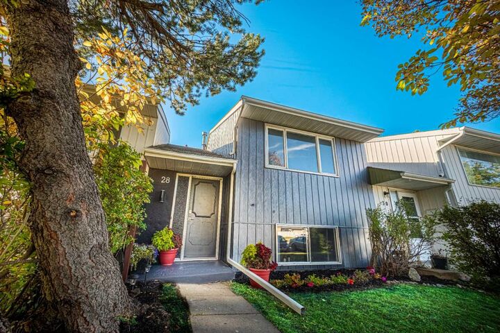 Property Photo:  28 Whiteside Crescent  AB T4N 5Z1 